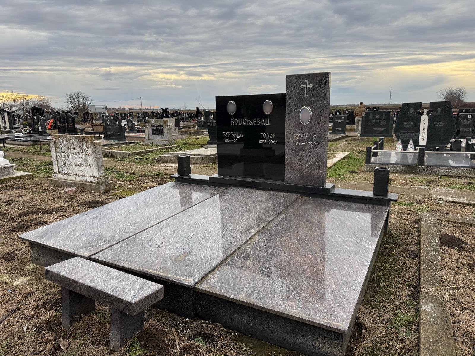 Spomenici za troje 1